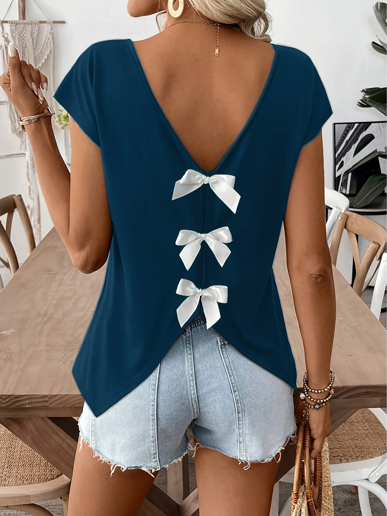 Damen Trendiges Rückendetail-Shirt mit Schleifen und V-Ausschnitt – Perfekt für Sommer, Freizeit & Urlaub