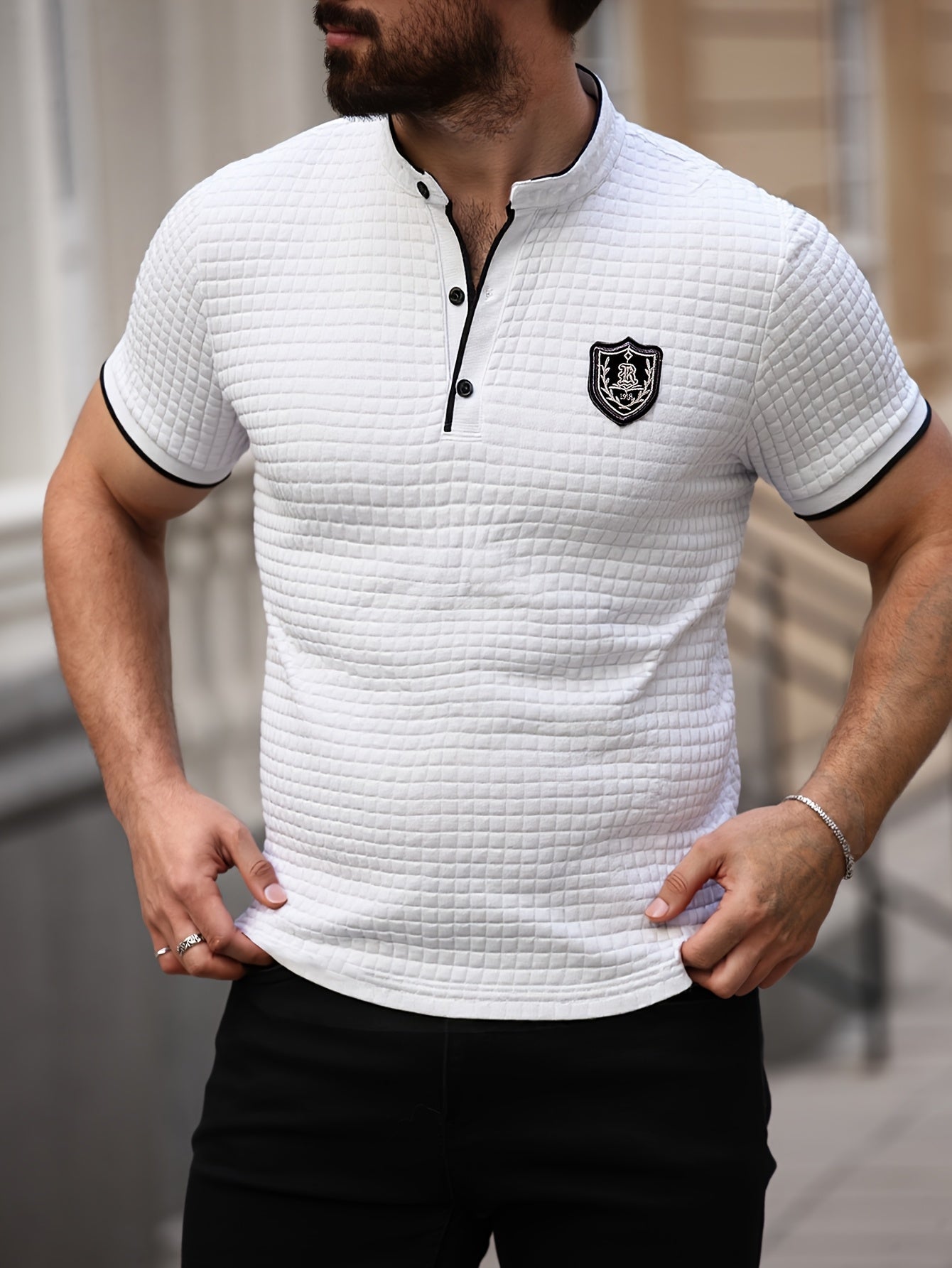 Herren Stepp-Henley Poloshirt mit Wappen-Emblem – Modernes Casual Shirt für Alltag und Freizeit