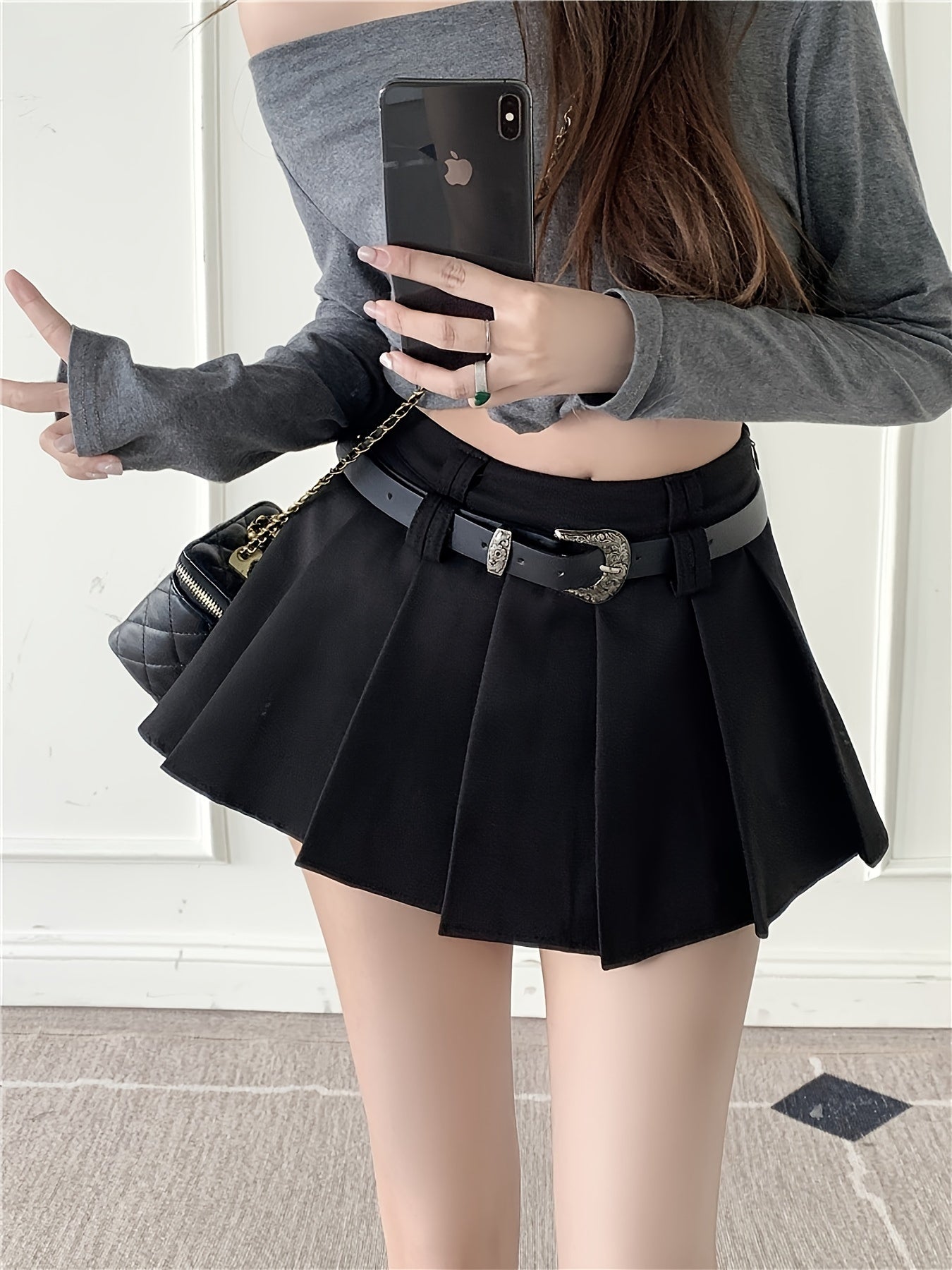 Damen Mini Faltenrock mit Gürtel und Sexy Crop Bluse – Modischer Streetwear-Look