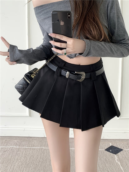 Damen Mini Faltenrock mit Gürtel und Sexy Crop Bluse – Modischer Streetwear-Look