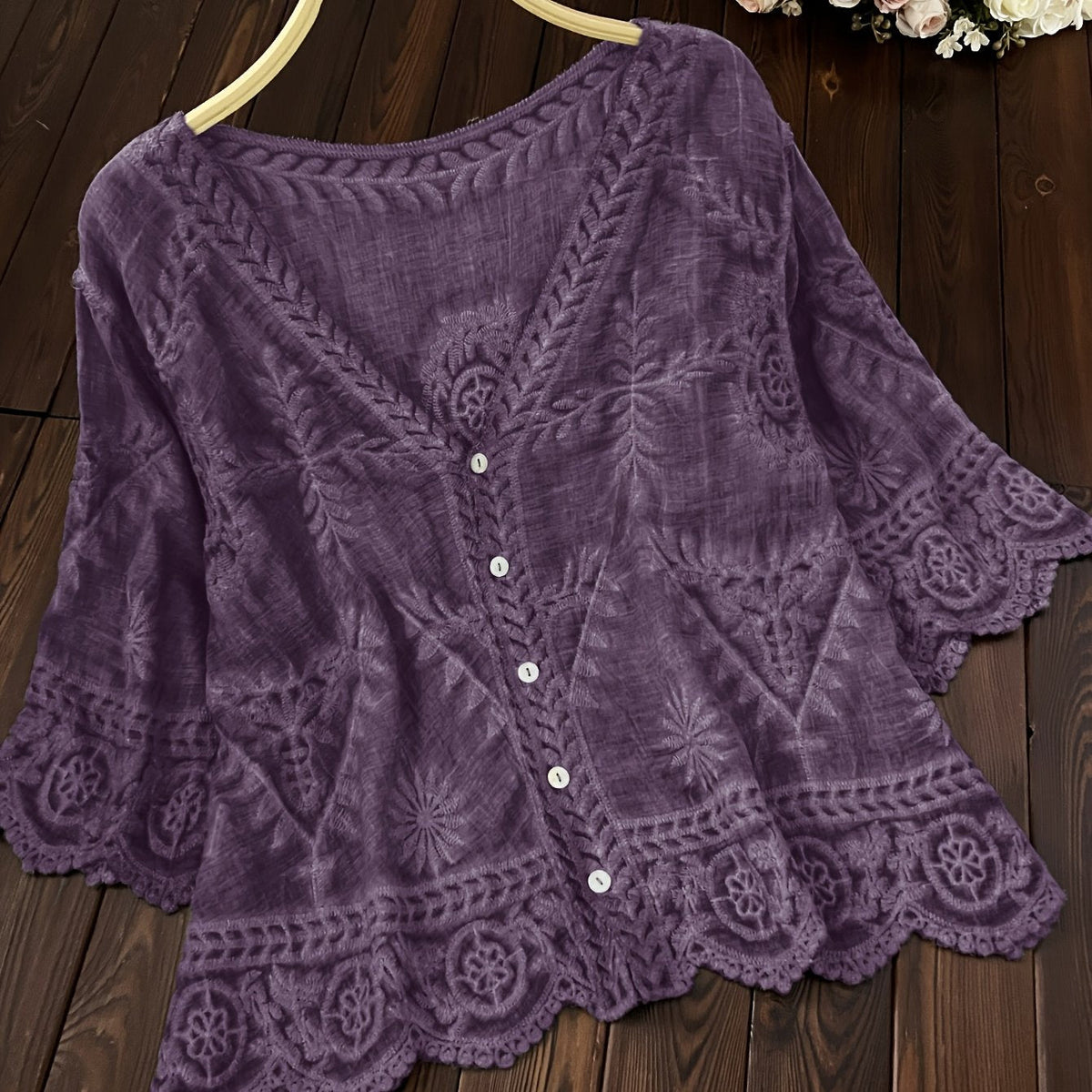 Damen Bluse mit Stickerei und V-Ausschnitt, 3/4-Ärmel, Knopfleiste