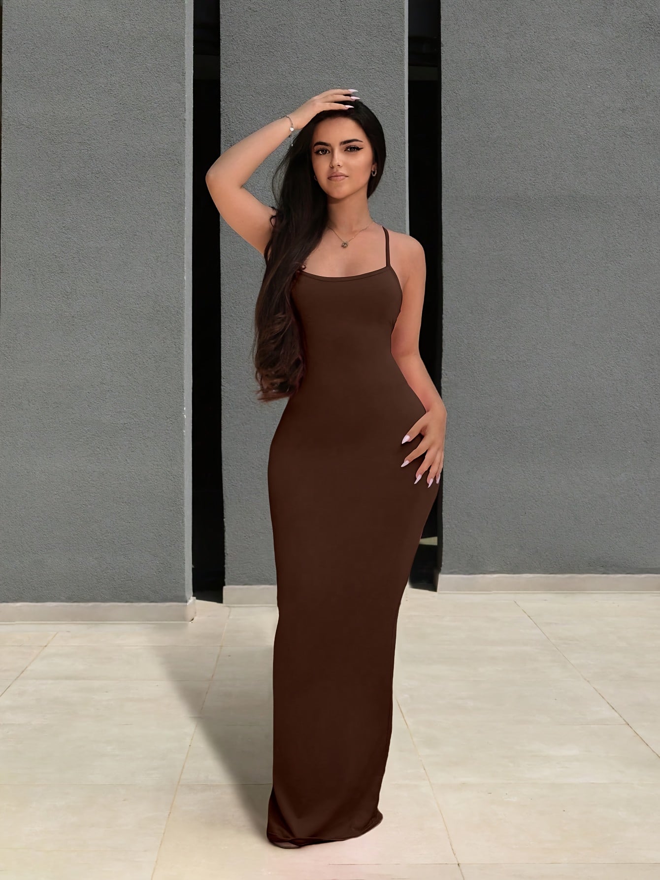 Damen Maxikleid mit offenem Rücken und Schnürdetails – Elegantes Abendkleid für besondere Anlässe