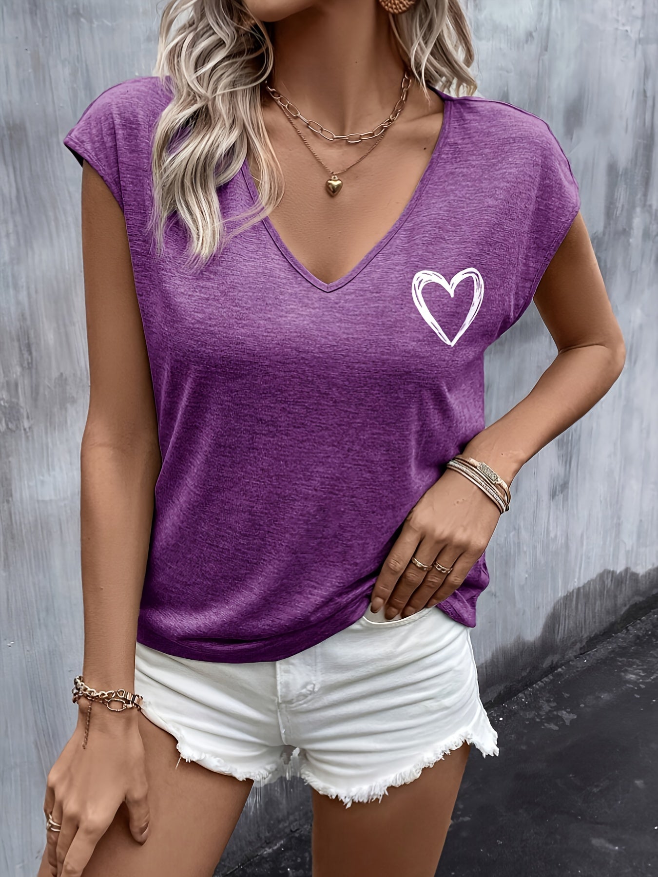 Damen T-Shirt mit Herz-Print und V-Ausschnitt – Lässige Sommermode, ideal für Alltag und Freizeit