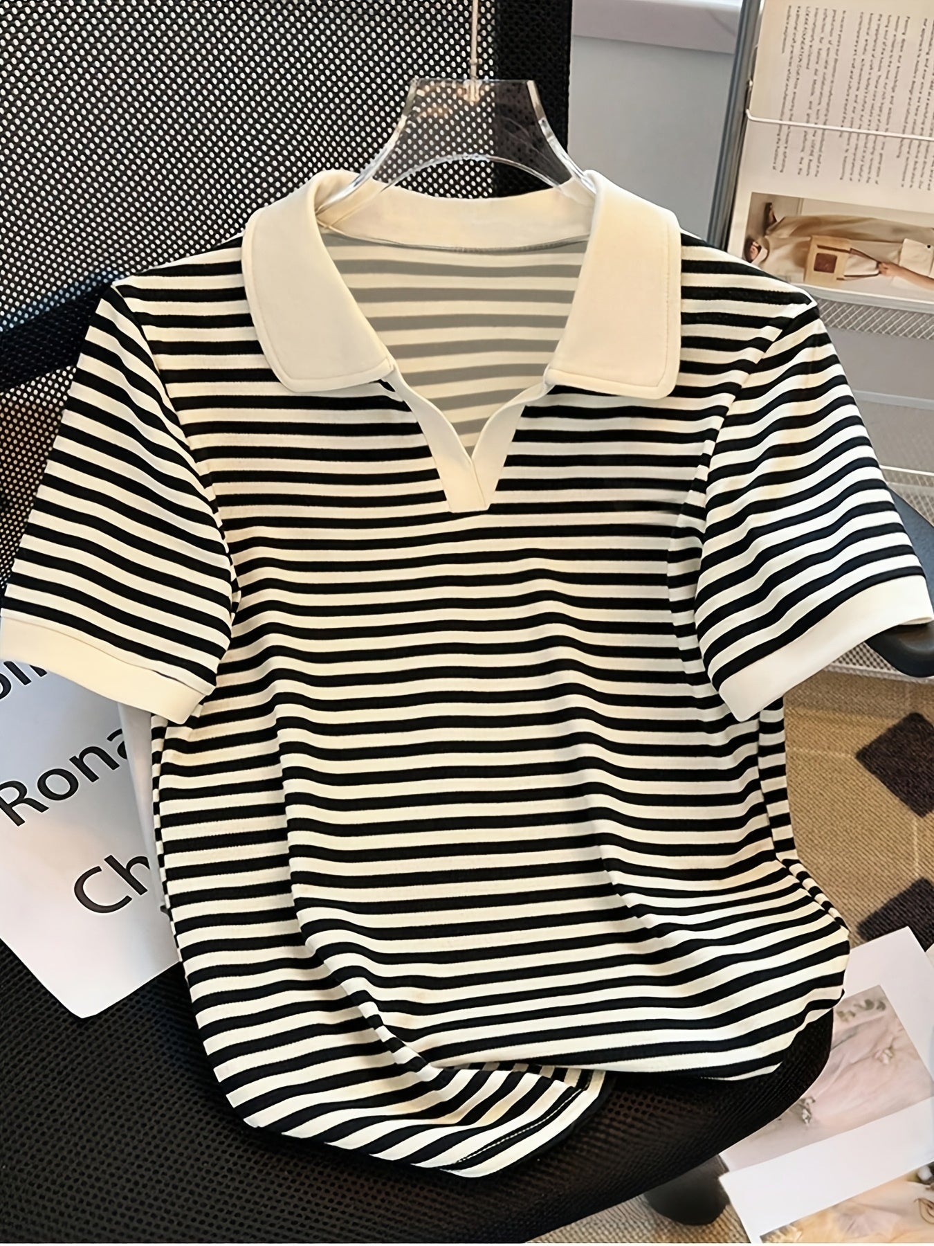 Damen Polo Shirt mit Streifenmuster und V-Ausschnitt – Eleganter Freizeit-Look