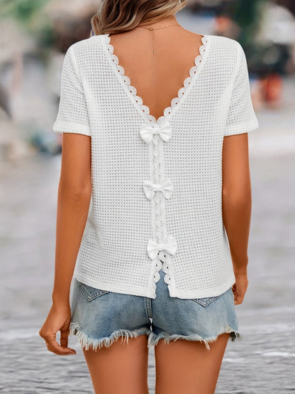 Damen Spitzen-Top mit Rückenausschnitt und Schleifendetails – Elegantes Kurzarm Shirt, femininer Stil