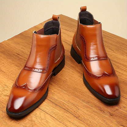 Herren Chelsea Boots mit Brogue-Details in glänzender Optik
