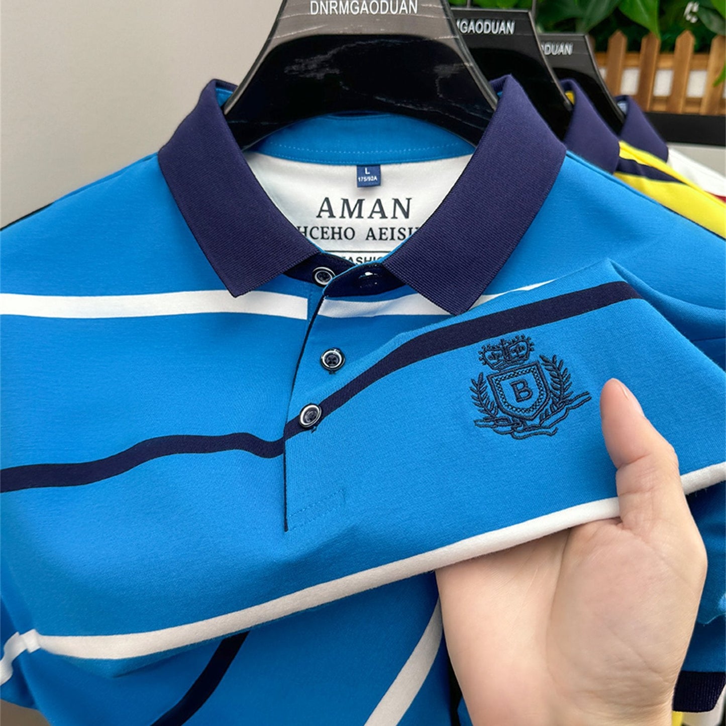 Herren Poloshirt mit Streifenmuster und gesticktem Wappen – Klassisch, Elegant, Freizeit