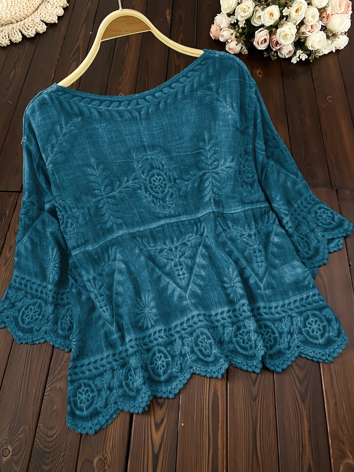 Damen Bluse mit Stickerei und V-Ausschnitt, 3/4-Ärmel, Knopfleiste