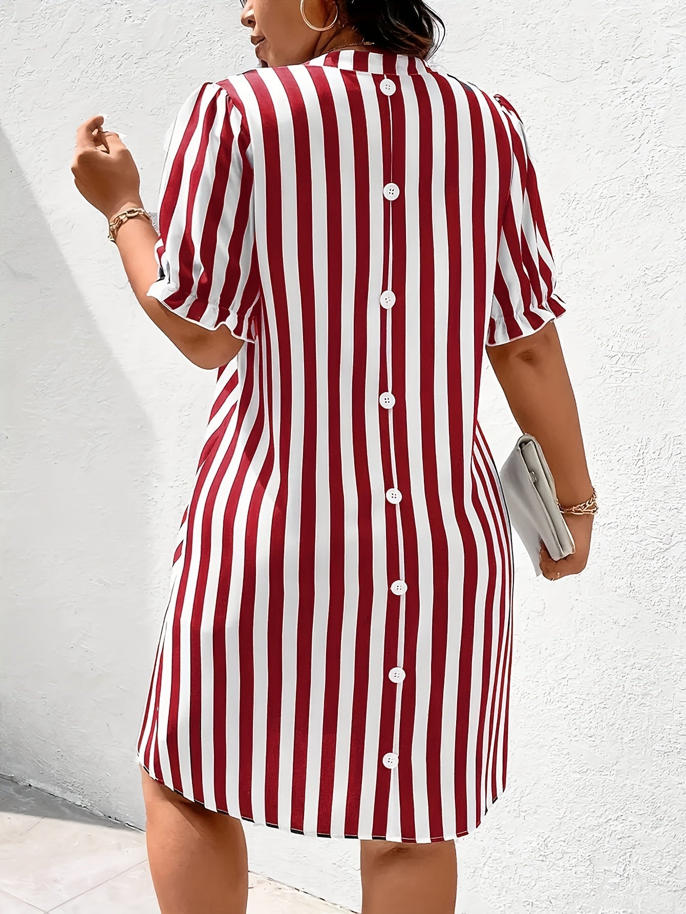 Damen Freizeitkleid mit vertikalen Streifen und V-Ausschnitt – Eleganter Alltagsstil