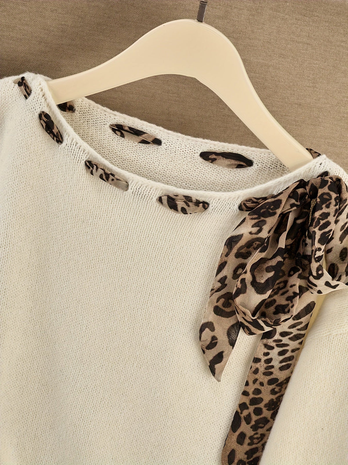 Damen Pullover Rundhals mit Leopardenmuster-Schleife