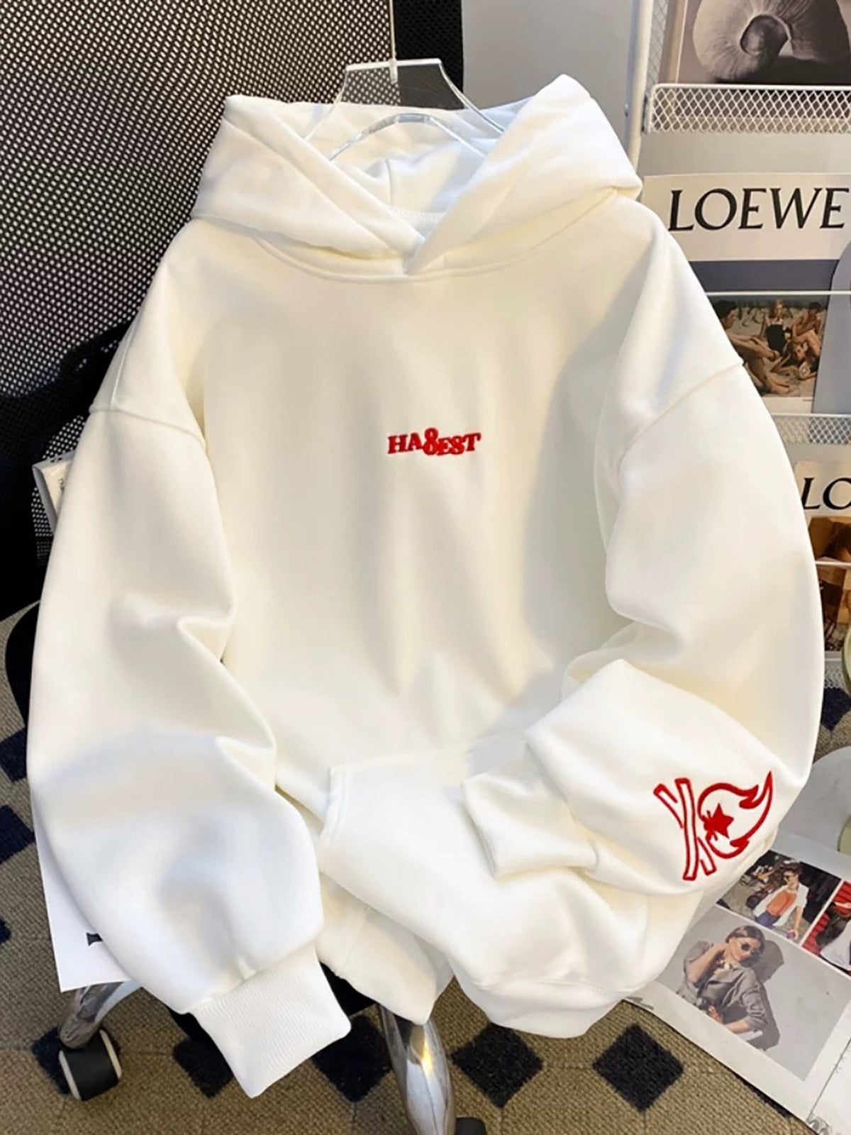 Weißer Hoodie mit rotem Schriftzug und Motiv
