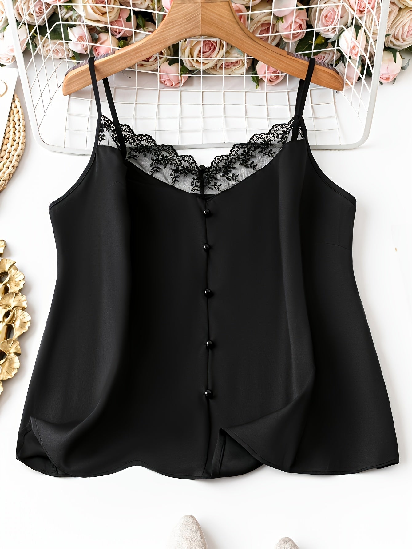 Damen Spitzentop mit Knopfleiste und feinem Träger – Elegantes Camisole für Alltag und besondere Anlässe