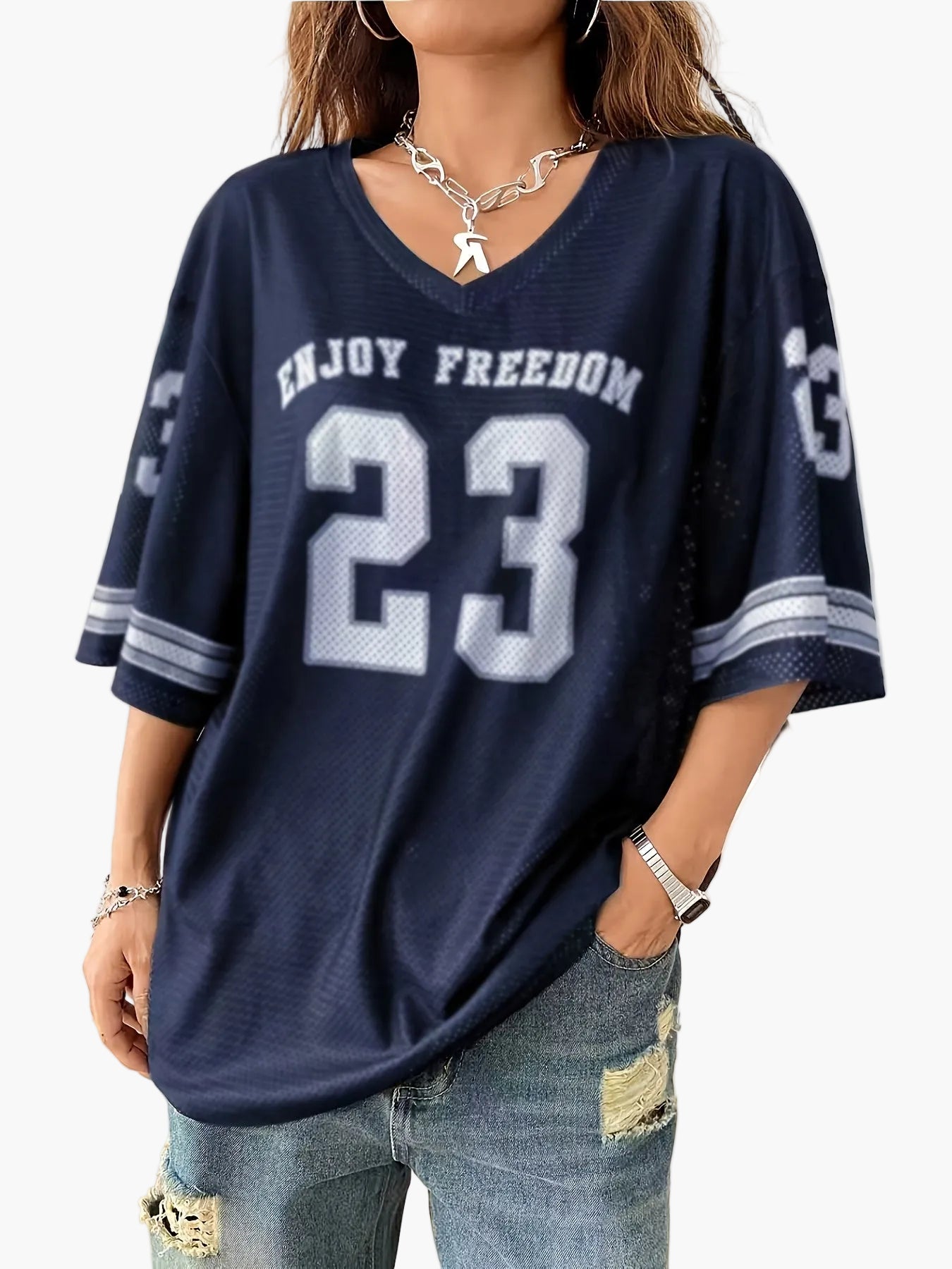 Damen Streetwear Oversize Football Jersey mit Nummer 23 und Distressed Jeans – Lässiger Urban Look