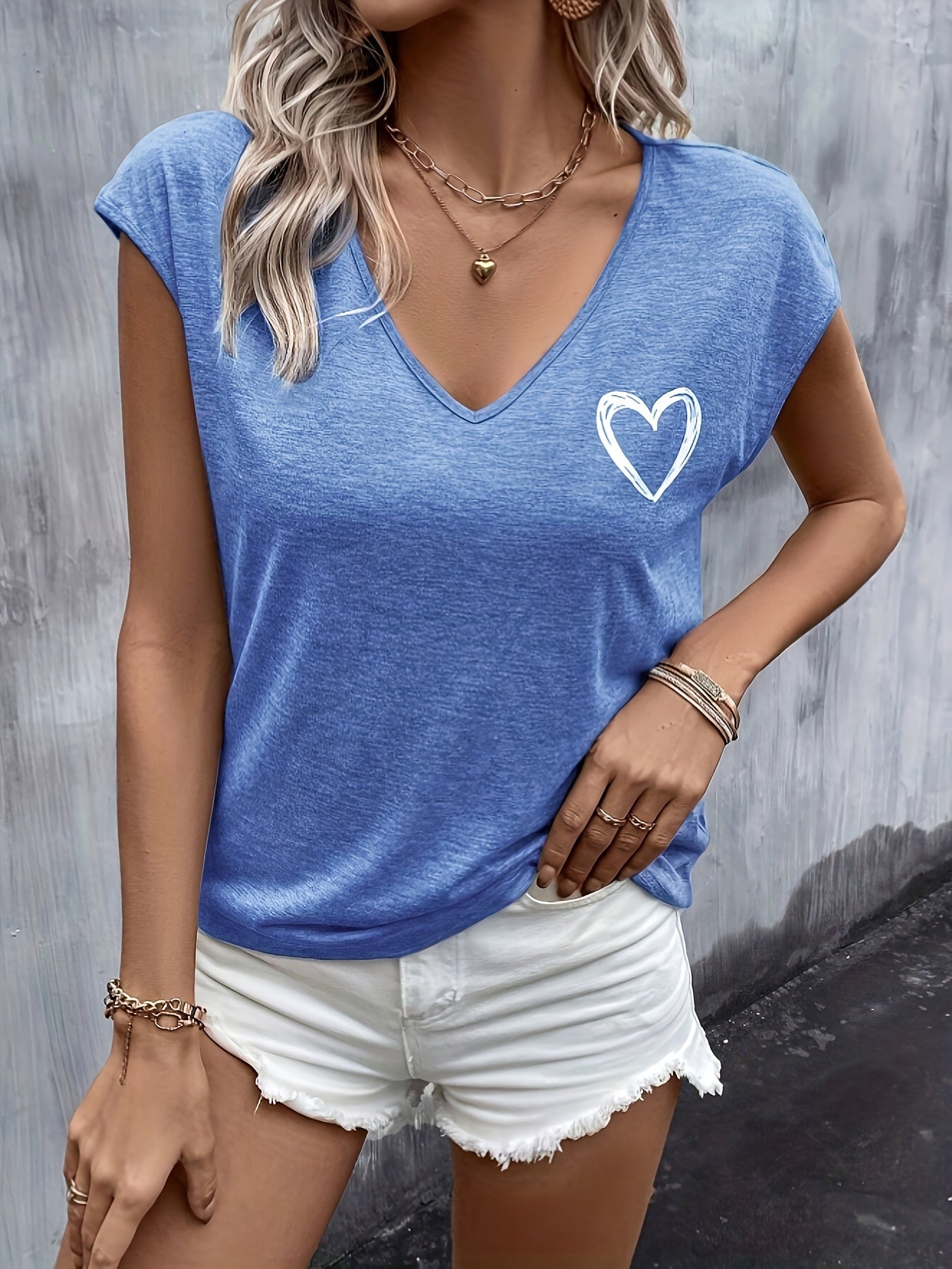 Damen T-Shirt mit Herz-Print und V-Ausschnitt – Lässige Sommermode, ideal für Alltag und Freizeit