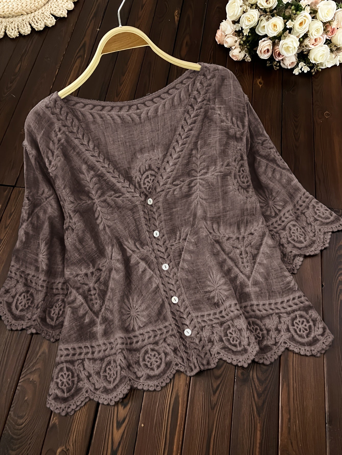 Damen Bluse mit Stickerei und V-Ausschnitt, 3/4-Ärmel, Knopfleiste