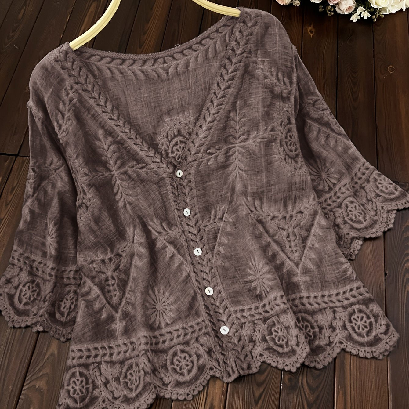 Damen Bluse mit Stickerei und V-Ausschnitt, 3/4-Ärmel, Knopfleiste