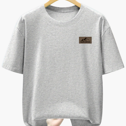 Herren T-Shirt mit dezentem Mountain Patch – Freizeit & Alltag, moderner Look