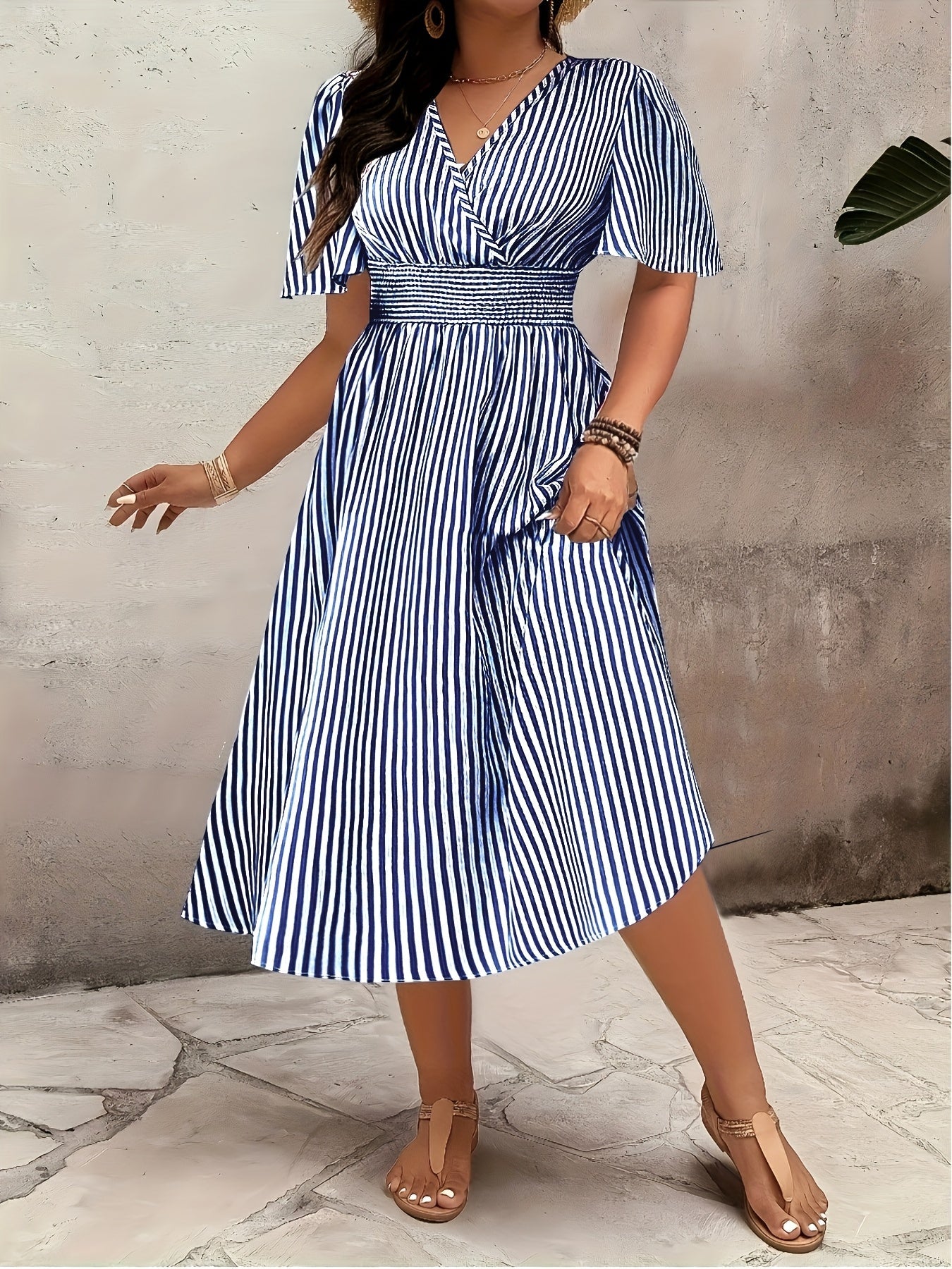 Damen Elegantes Streifenkleid mit Wickeloptik und Sommer-Flair – Perfekt für festliche Anlässe oder Alltag