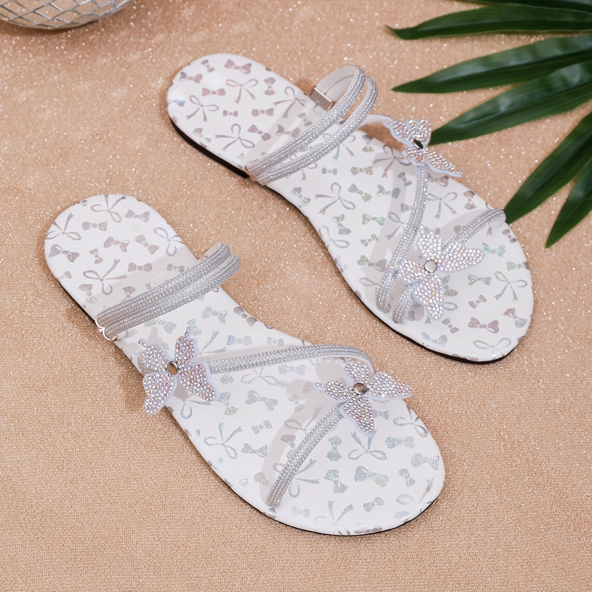 Damen Sandalen mit Schmetterlingsapplikation und Strass – Flache Riemchensandalen für festliche Anlässe und Alltag