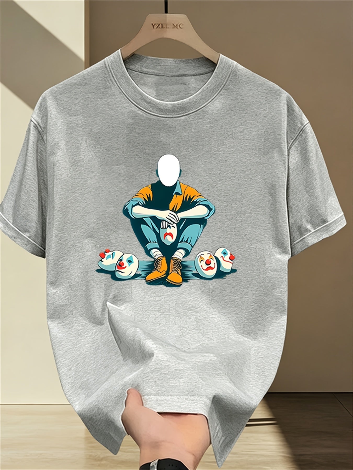 Herren Grafik T-Shirt mit maskiertem Charakter und Clownsmotiven – Modernes Statement Shirt für Individualisten