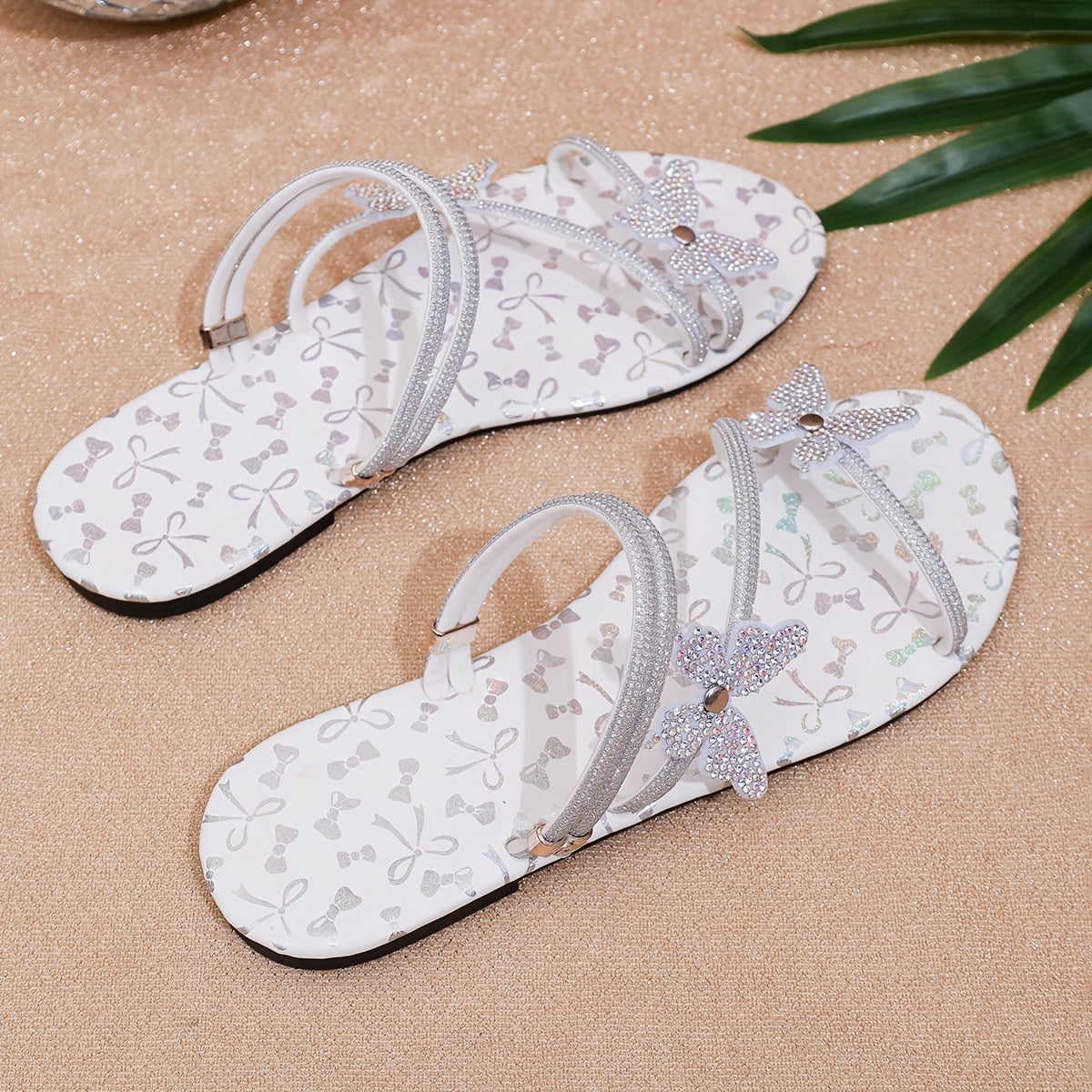 Damen Sandalen mit Schmetterlingsapplikation und Strass – Flache Riemchensandalen für festliche Anlässe und Alltag