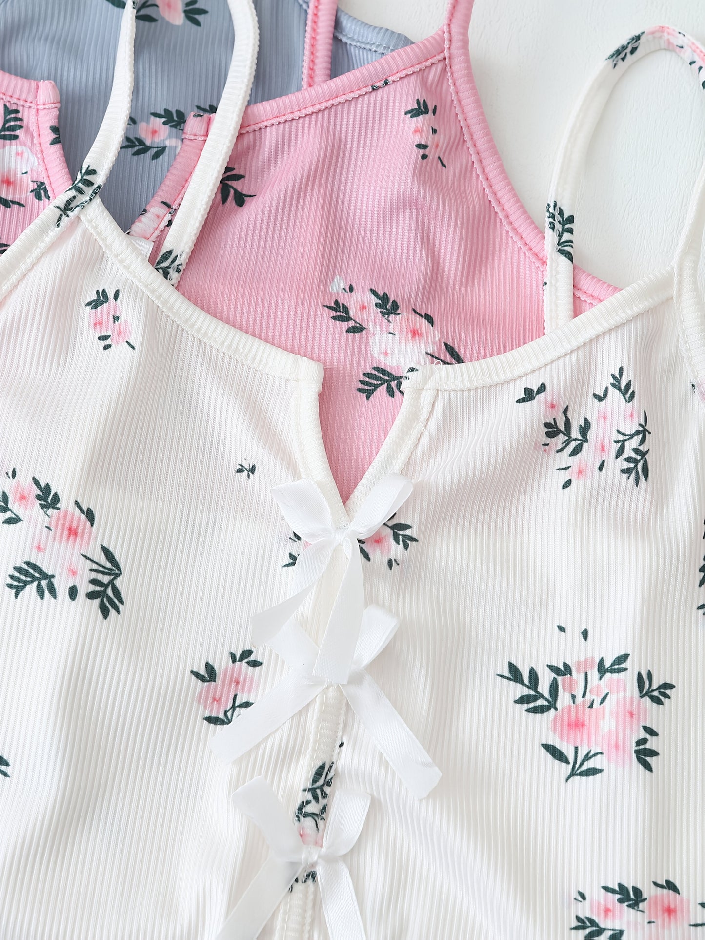 Damen Pyjama Set mit Blumenmuster – 3-teiliges Sommer Schlafanzug Set mit Shorts und Träger-Top, für entspannte Nächte