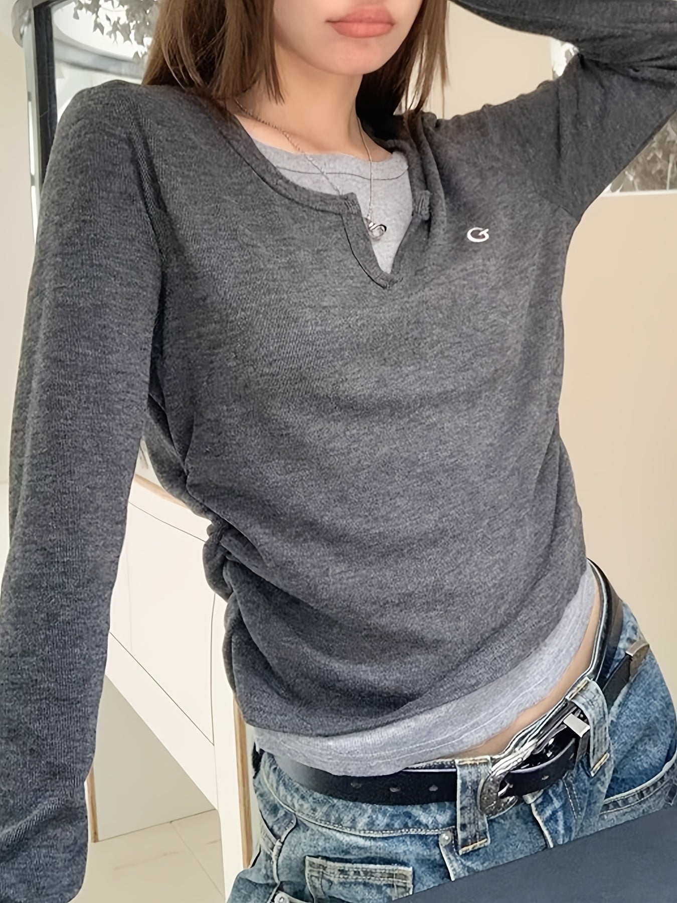 Damen Langarmshirt Grau mit V-Ausschnitt und kleiner Applikation