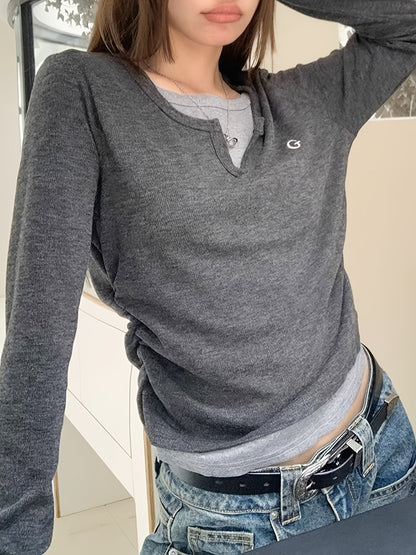 Damen Langarmshirt Grau mit V-Ausschnitt und kleiner Applikation