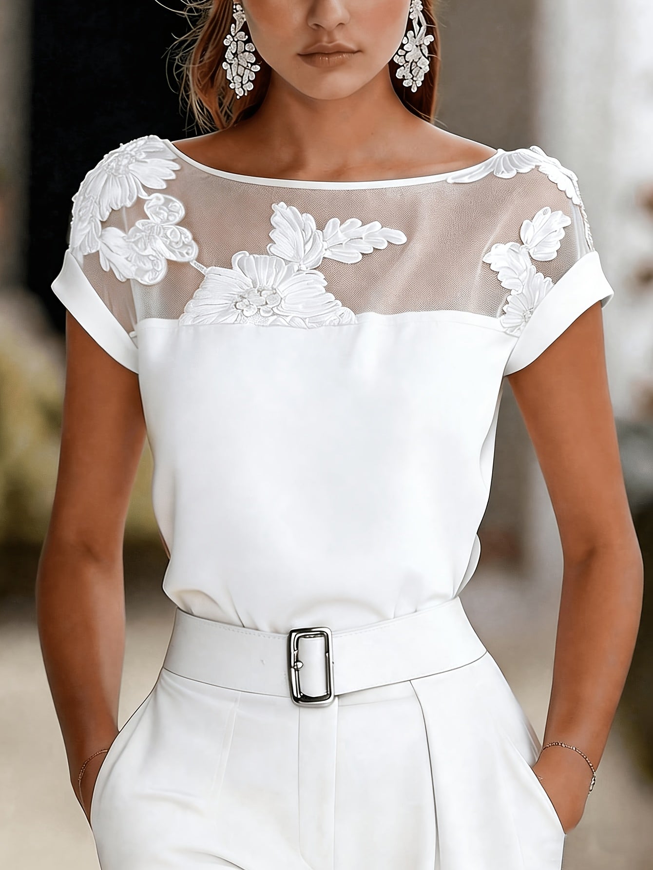 Damen Elegante Bluse mit Floraler Stickerei und Illusion-Ausschnitt – Stilvolle Fest- und Büro-Mode