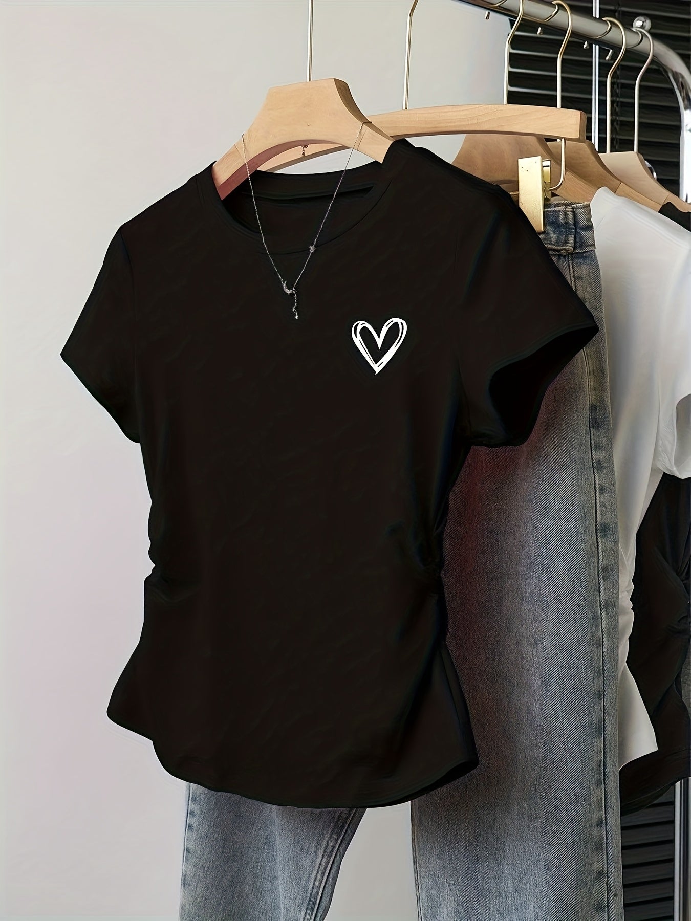 Damen T-Shirt mit Herz-Print und modernem, figurbetontem Schnitt – Alltagsmode mit Stil