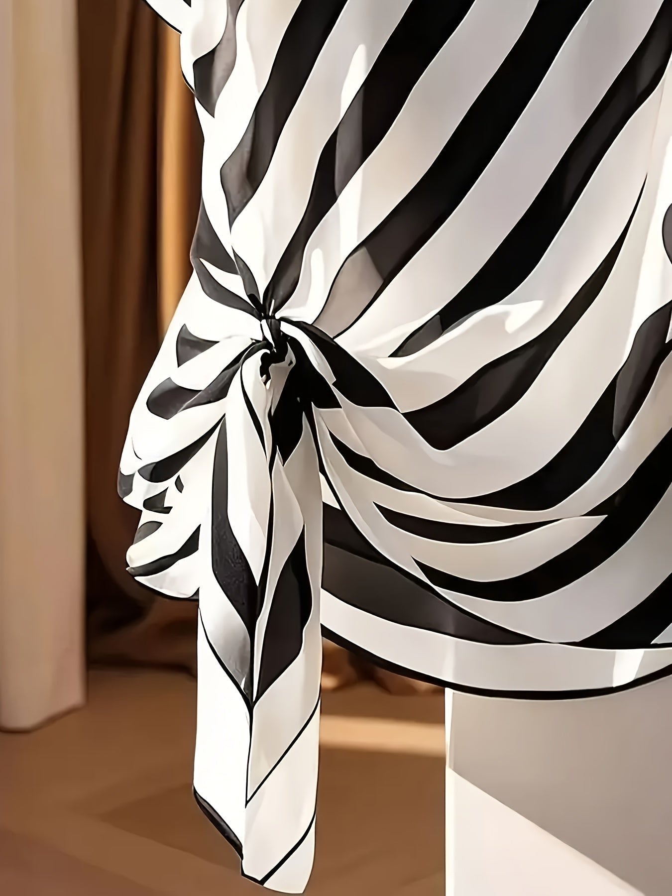 Damen Bluse mit Streifenmuster und Volantärmeln – Elegante Wickelbluse für Büro und Freizeit