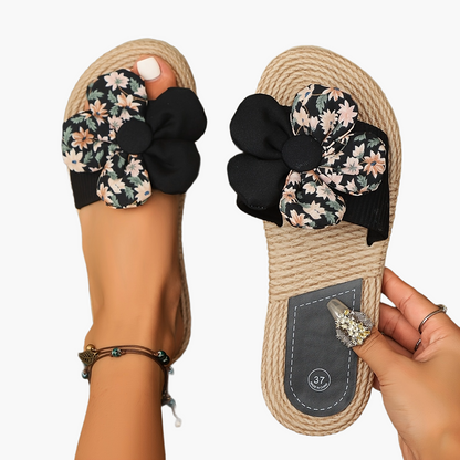 Damen Slide Sandalen mit Blumenapplikation und Espadrille-Stil – Sommerliche Freizeitschuhe
