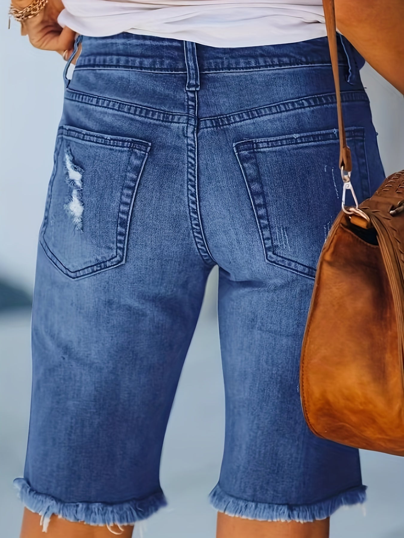 Damen Bermuda Jeans Shorts im Used-Look mit Fransen und Rissen – Lässige Sommermode