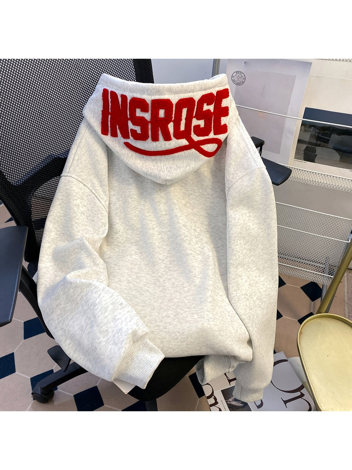 Hoodie Übergröße mit aufgesticktem Schriftzug auf der Kapuze