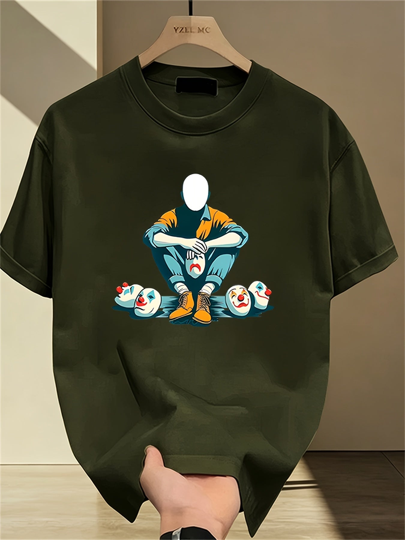 Herren Grafik T-Shirt mit maskiertem Charakter und Clownsmotiven – Modernes Statement Shirt für Individualisten