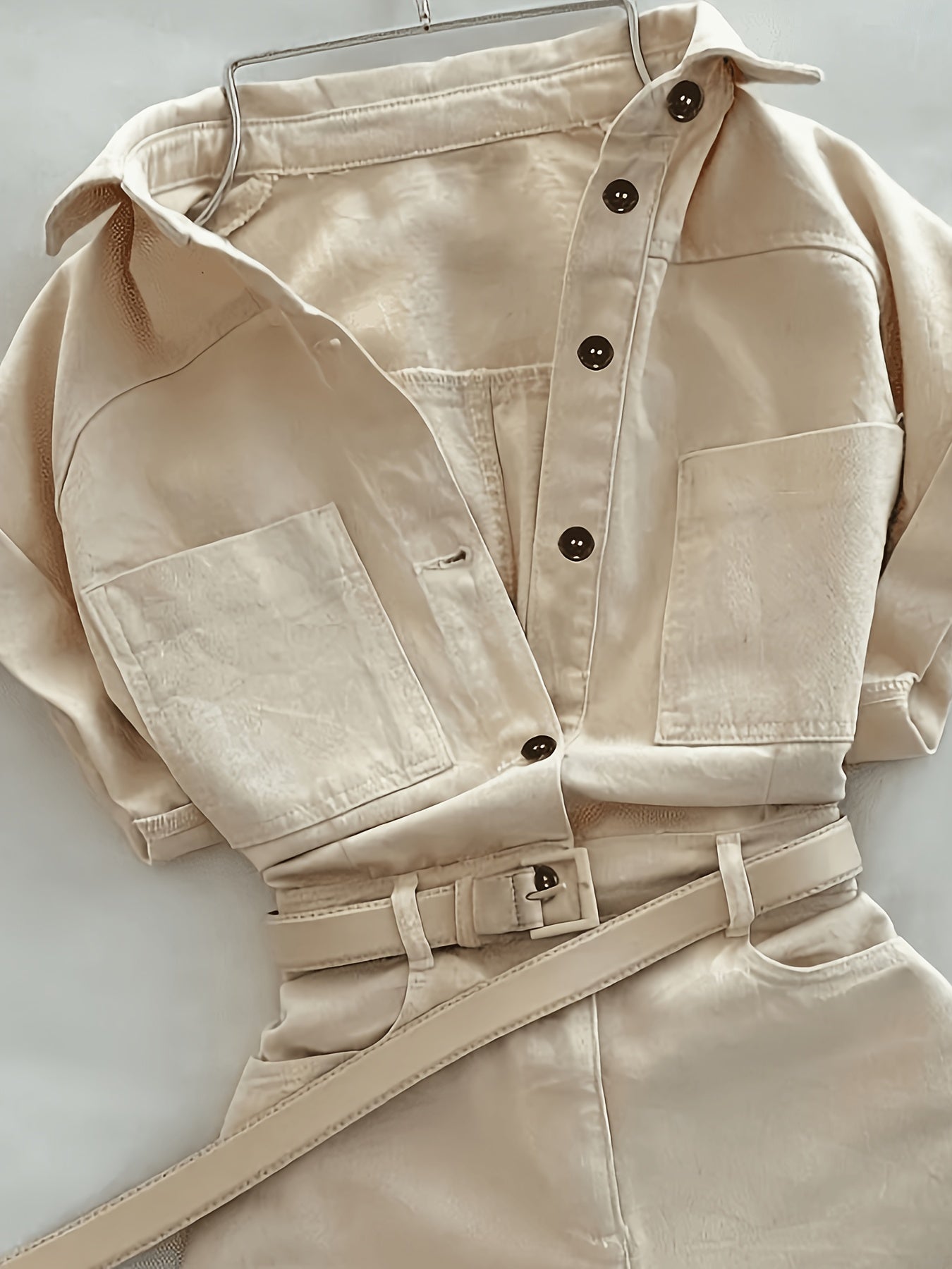 Damen Utility-Style Jumpsuit mit Gürtel und Knopfleiste – Modischer Einteiler für Freizeit und Alltag