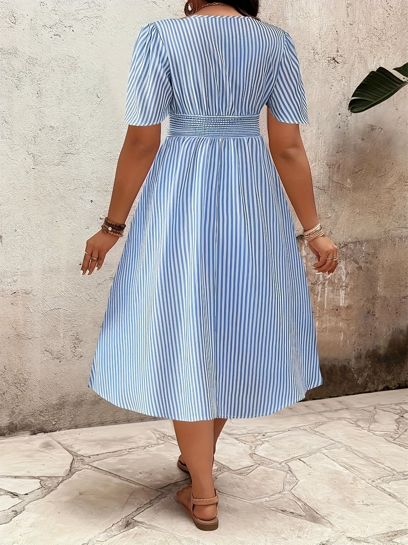 Damen Elegantes Streifenkleid mit Wickeloptik und Sommer-Flair – Perfekt für festliche Anlässe oder Alltag