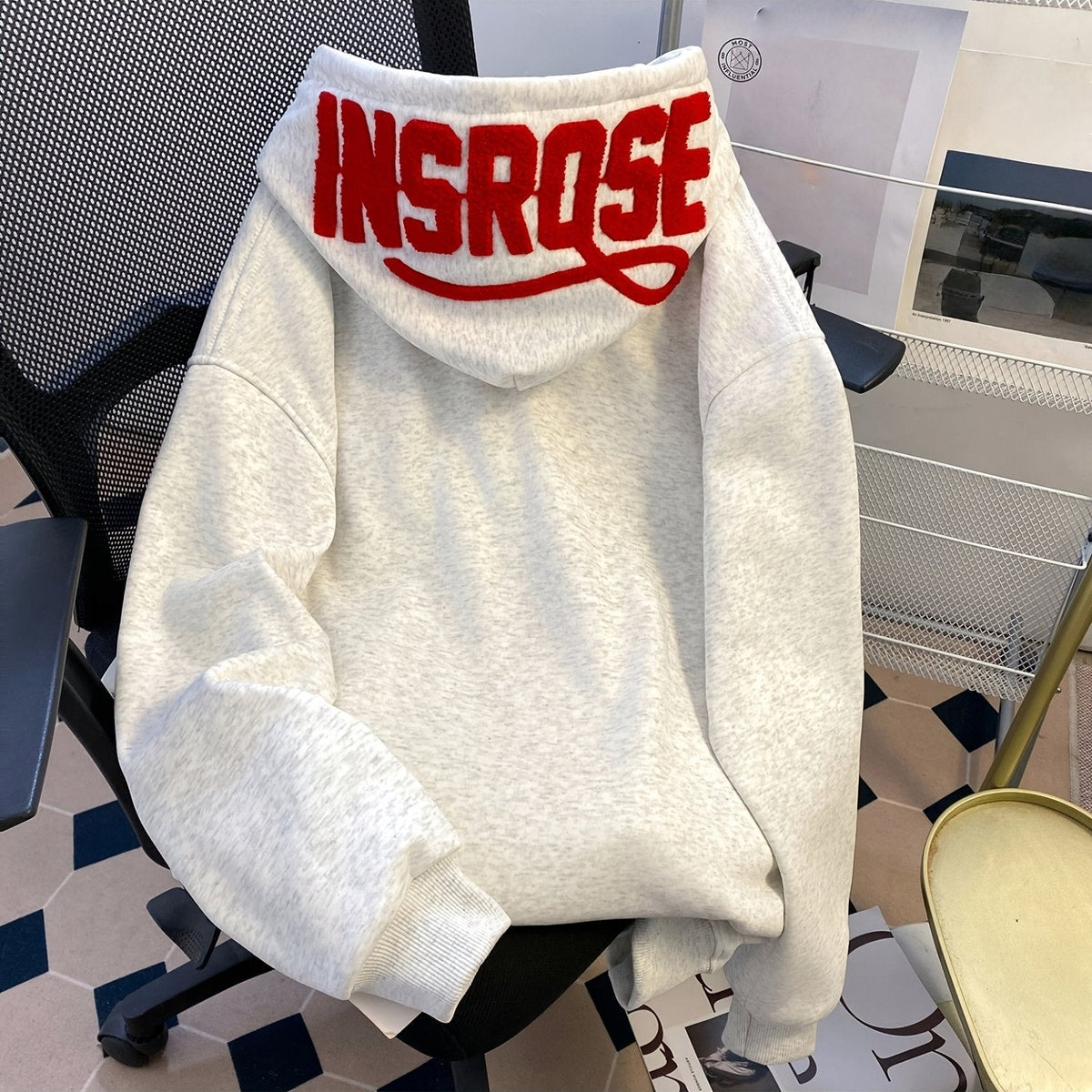 Hoodie Übergröße mit aufgesticktem Schriftzug auf der Kapuze