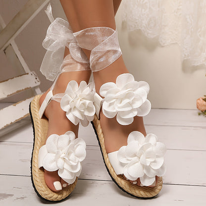 Damen Sandalen mit Blumenverzierung und Schleifen – Verspielte Sommerschuhe im femininen Stil