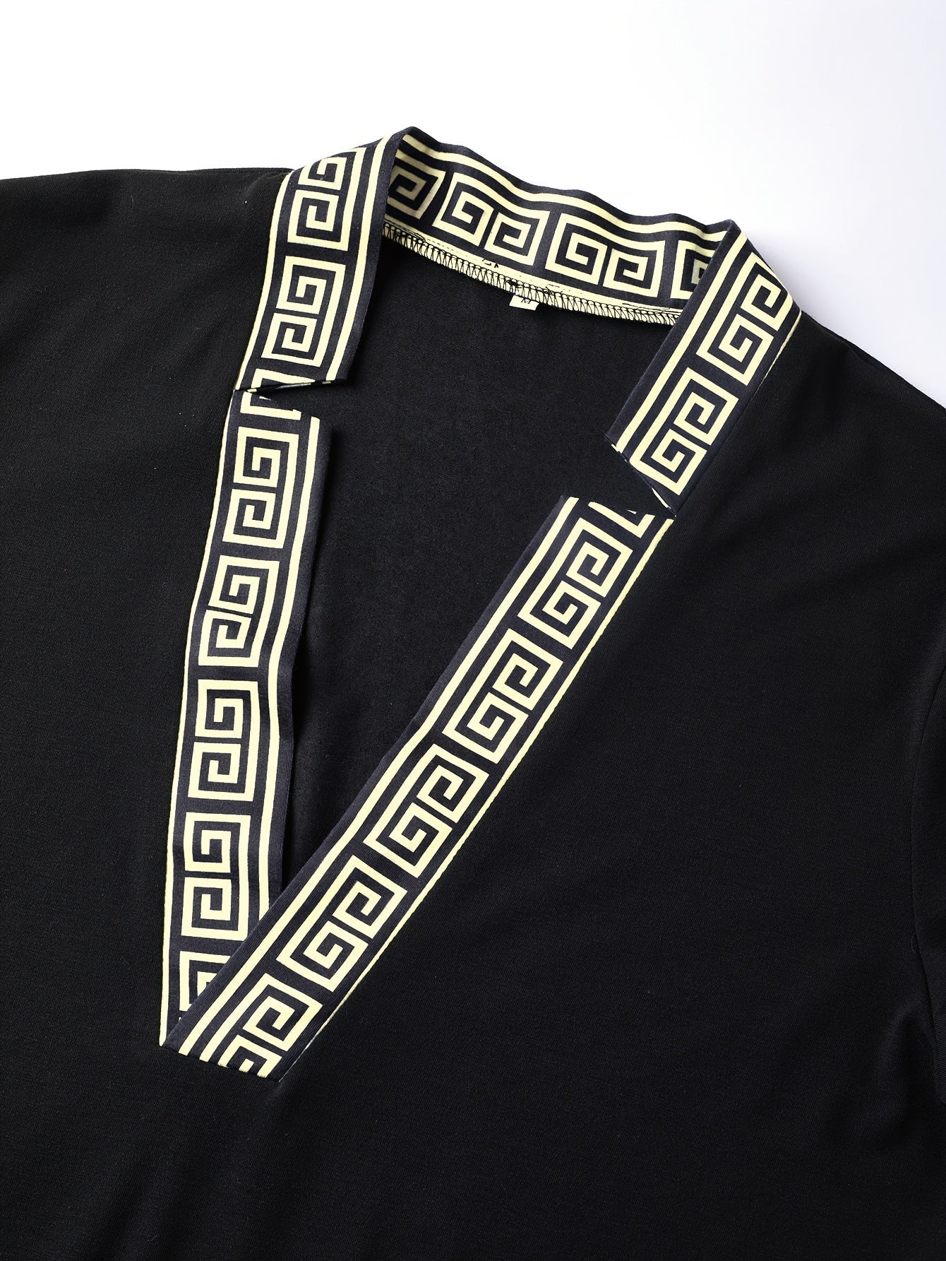 Herren Kurzarmshirt mit tiefem Ausschnitt und geometrischem Muster – Eleganter Freizeit- und Ausgehstil
