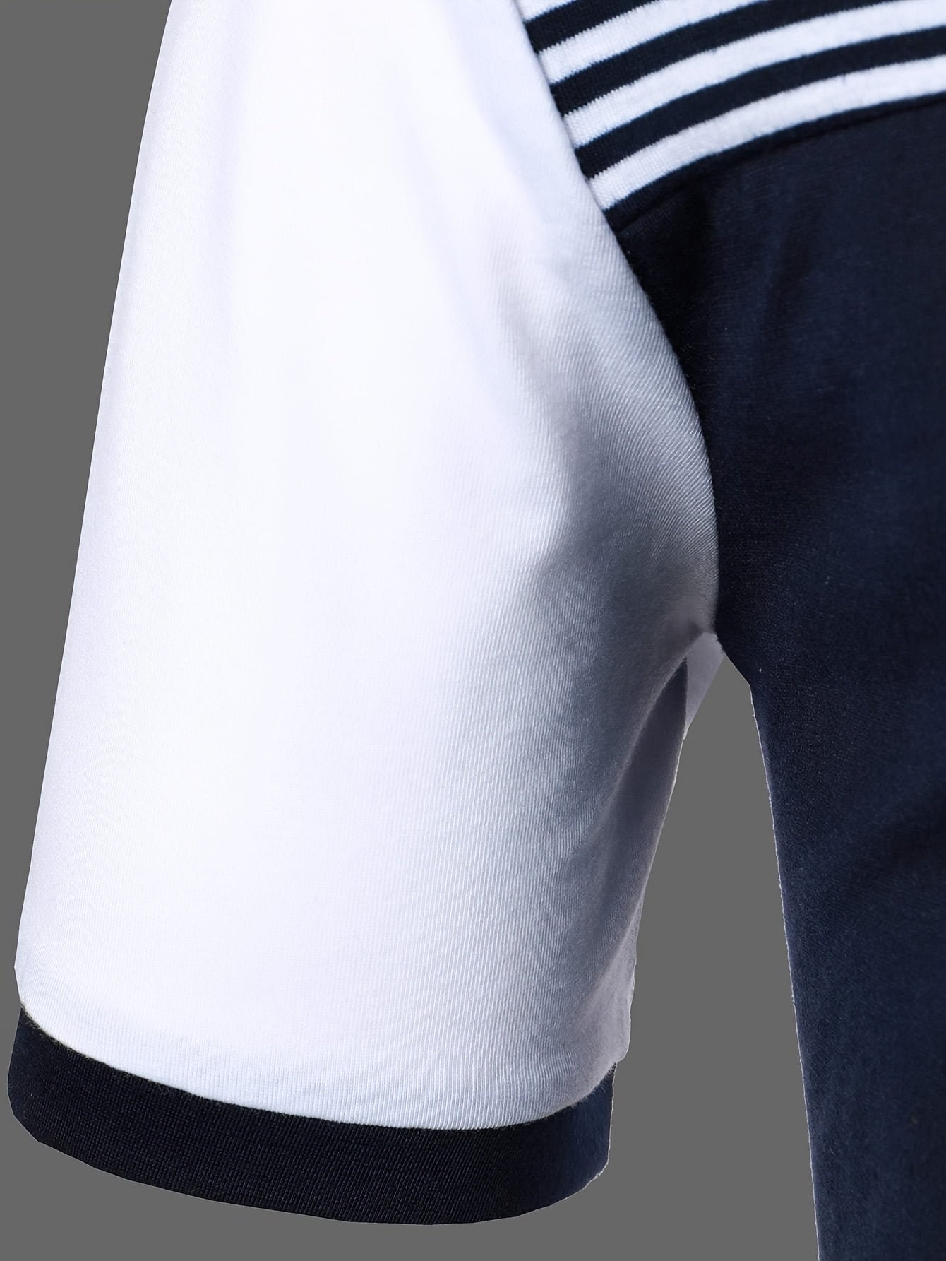 Herren Polohemd Modern Streifen Design – Smart-Casual Stil für Freizeit und Büro