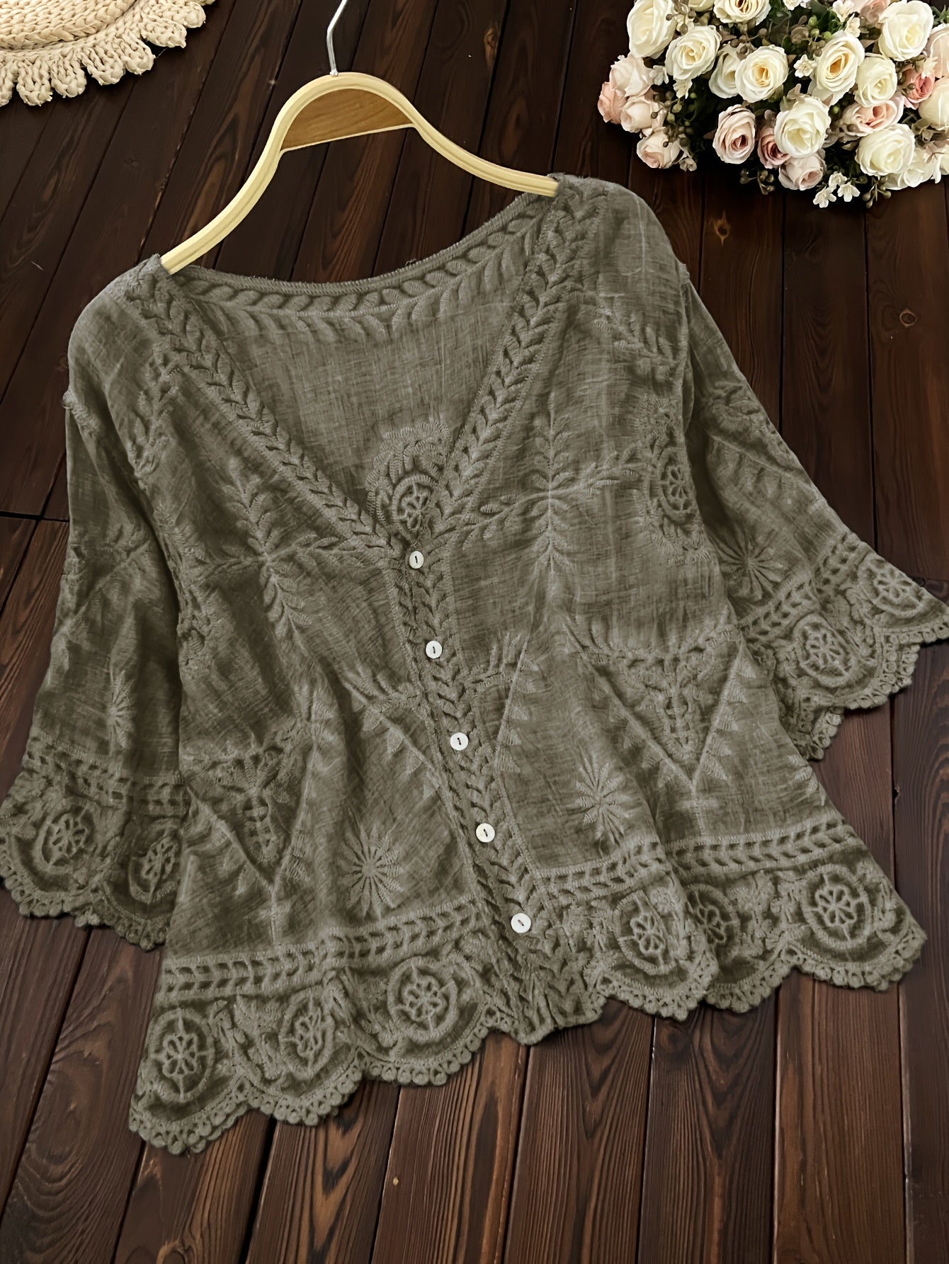 Damen Bluse mit Stickerei und V-Ausschnitt, 3/4-Ärmel, Knopfleiste