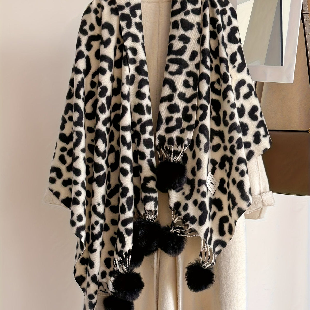Damen Schal mit Leopardenmuster und Bommeln Weiches Material Animal Print Warmer Umhang