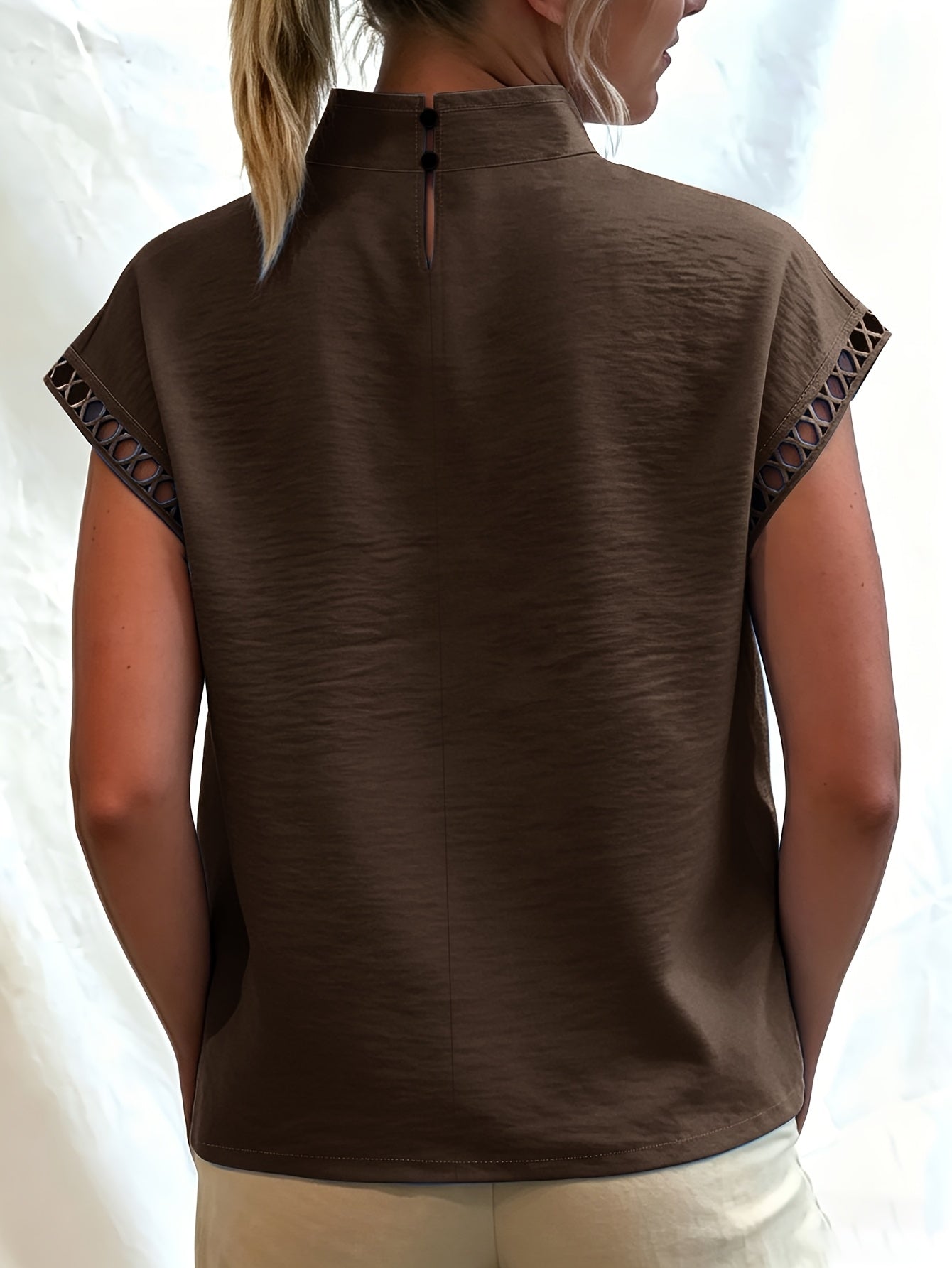 Damen Bluse mit Stehkragen und Cut-Out-Details – Eleganter Minimalistischer Stil