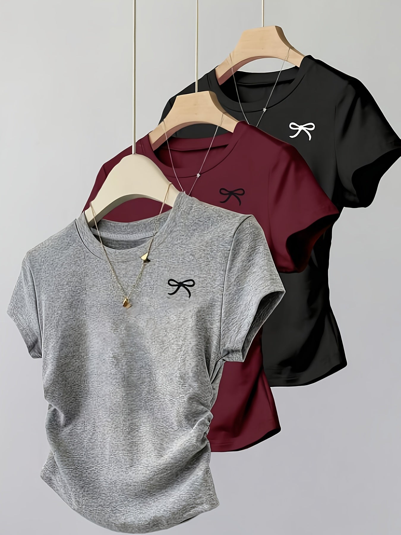 Damen T-Shirt mit Schleifenstickerei und Raffungen – Modisches Kurzarmshirt für Freizeit und Alltag