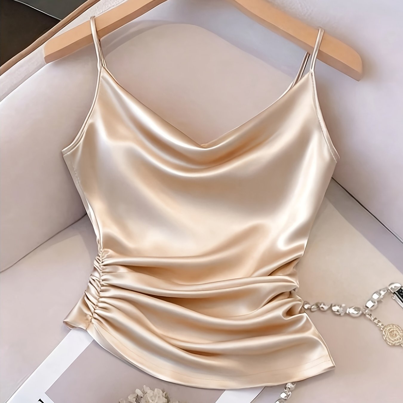Damen Satin-Camisole mit Wasserfallausschnitt und Raffungen – Elegantes Oberteil für Abend und Party