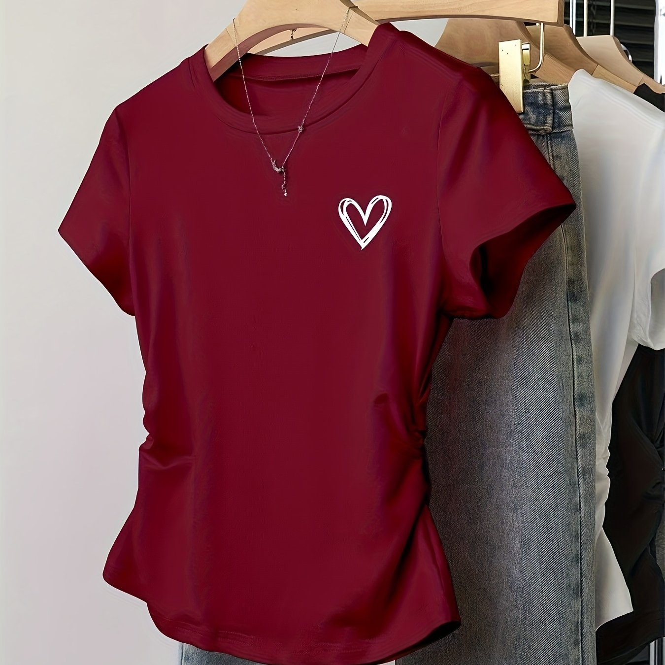 Damen T-Shirt mit Herz-Print und modernem, figurbetontem Schnitt – Alltagsmode mit Stil