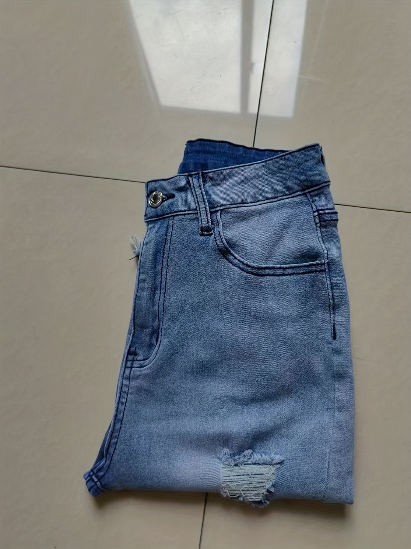Damen Bermuda Jeans Shorts im Used-Look mit Fransen und Rissen – Lässige Sommermode
