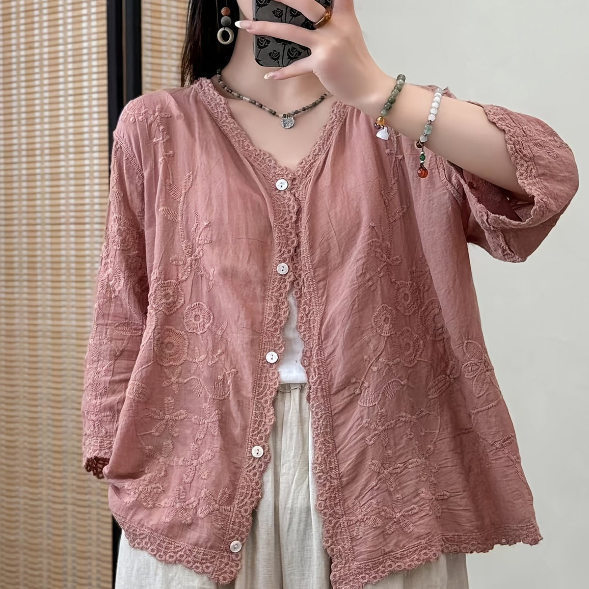 Damen Kurzarm Bluse mit V-Ausschnitt, Stickerei & Spitzenbesatz, Knopfleiste