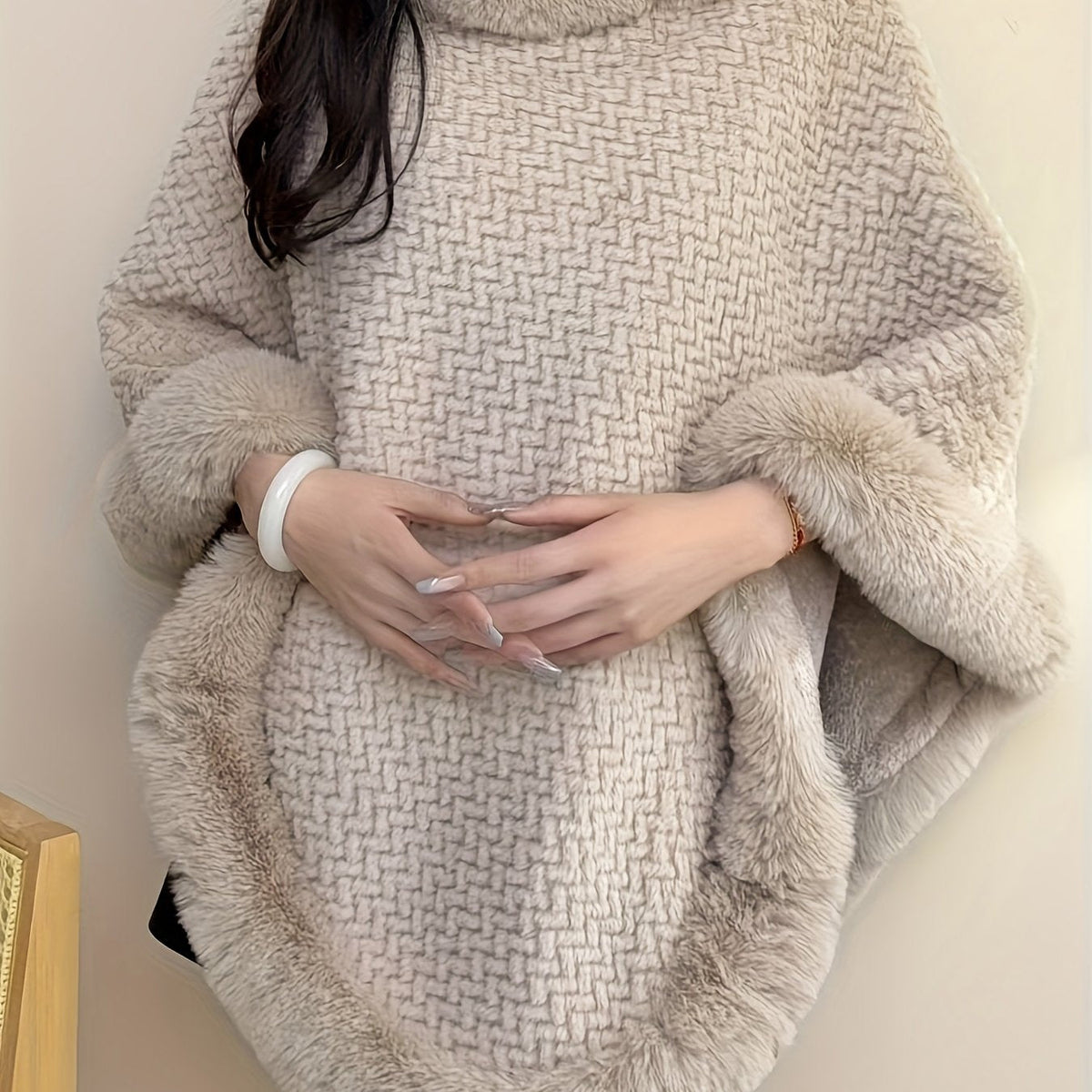 Damen Poncho mit Rollkragen und Kunstfellbesatz - Weiche Strickoptik